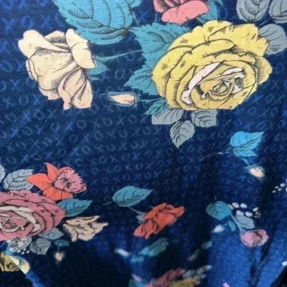 Lularoe small blue Perfect T with beautiful roses and‎ xoxo hugs & kisses! NWT - Picture 3 of 7